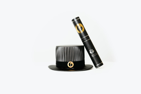 Tohtorinhattu ja diplomi.