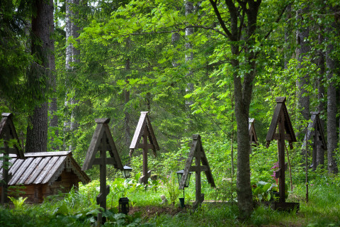 Grobu ja ristit karjalainen kalmisto © Petter Martiskainen