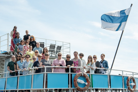 Hoitotieteen laitoksen henkilökunta laivan kannella Kallaveden risteilyllä