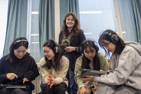 Siiri Ahtola opettamassa.