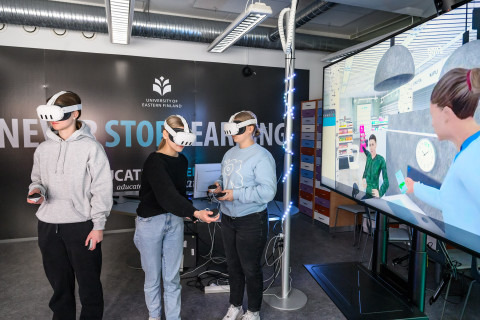 Opiskelijoita pelaamassa VR-laseilla farmasian opetuspeliä.