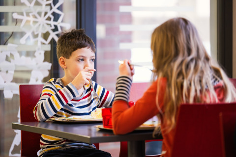 Lapsia koululounaalla.