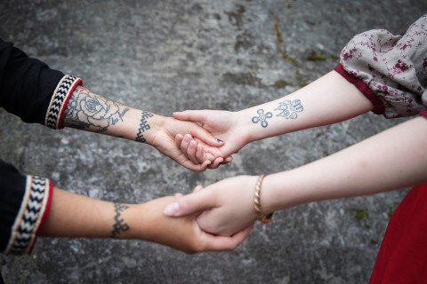 Henkilöt pitävät toisiaan käsistä.