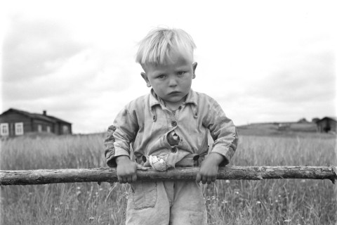 Linja-autoa katsomaan tullut poika. Suomussalmi, 1939. Museovirasto. Kuva: Uuno Peltoniemi 