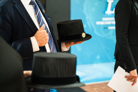 Tohtorinhatut professuuriesitelmätilaisuudessa.