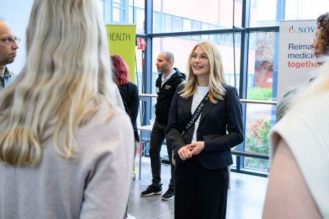 Opiskelija Emma Auvinen farmasian SpeedRekryDating-tapahtumassa.