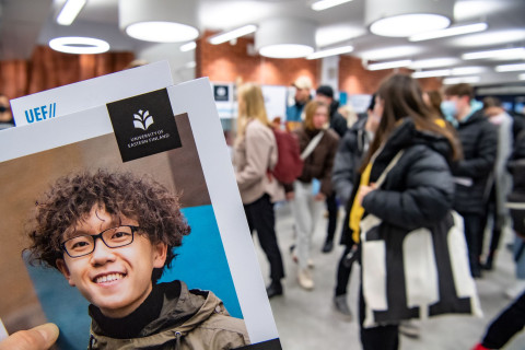 Ihmisiä aulatiloissa.