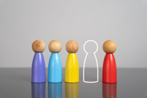 Puisia ihmishahmoja pöydällä.