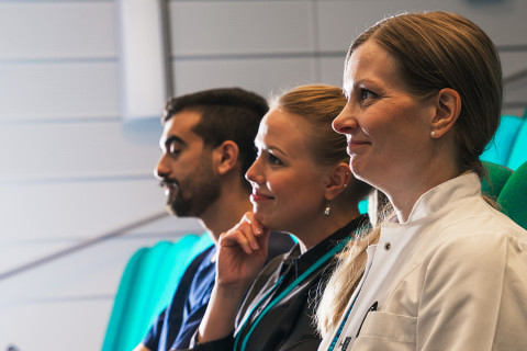 osallistujat auditoriossa