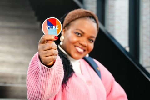 Henkilö pitää YUFE-merkkiä kädessään.