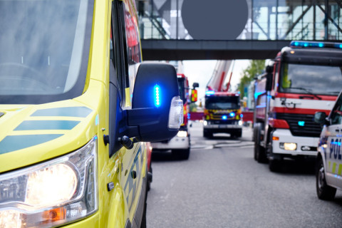 Ambulanssi ja paloautoja liikenteessä.