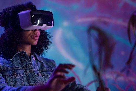 Henkilö kokeilemassa virtuaalilaseja