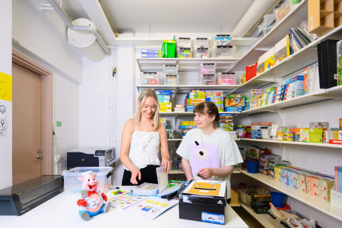 Logopedian opiskelijat Anniina Heinonen ja vaalee Meeri Rimpi.