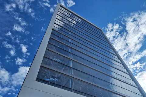 Kuopion kampuksen opiskelijatalo Masto ulkoa kuvattuna.