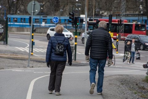 Jalkakäytävällä kävelevä pariskunta.