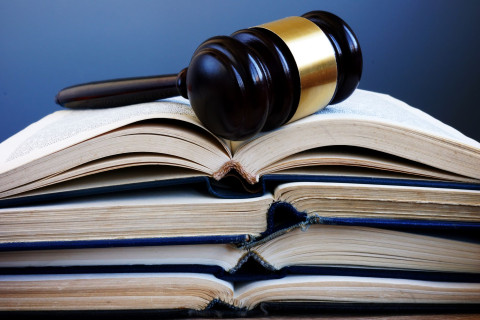 Kokousnuija avoimen kirjapinon päällä.