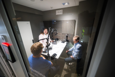 Karina Huttunen (keskellä) juontaa Mistä tiede syntyy -podcast-sarjaa.