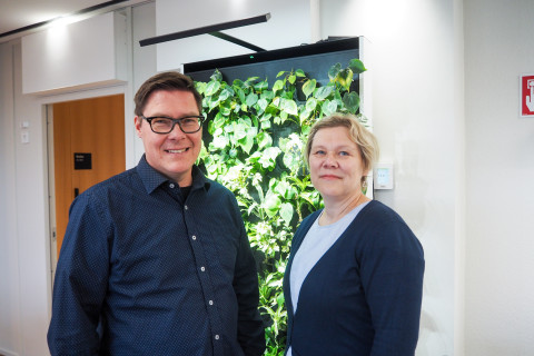 Professorit Anssi Keinänen ja Sari Havu-Nuutinen keskustelevat Mistä tiede syntyy -podcast-sarjassa.