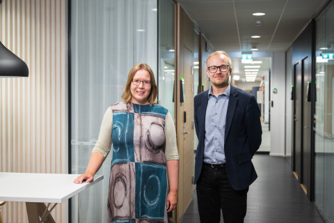 Yliopistonlehtori Outi Hakola ja apulaisprofessori Eino Solje vieraana Mistä tiede syntyy -podcast-sarjassa.