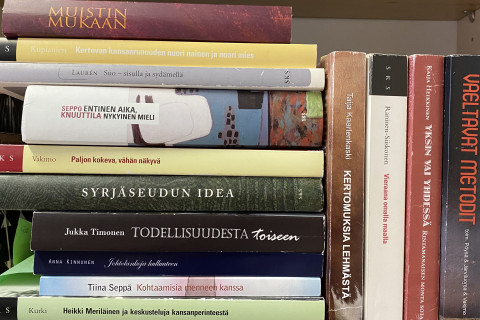 Kuvassa on korkea pino kirjoja
