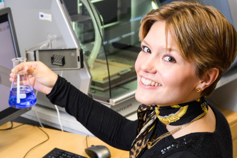 Kestävien teknologioiden opiskelija Inkeri Kourujärvi laboratoriossa