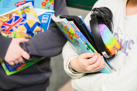 Alakoulun oppilaat koulukirjat käsissä.