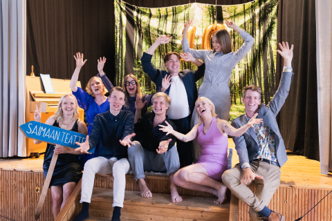 Ryhmäkuva Saimaan Teatterin toimijoista.