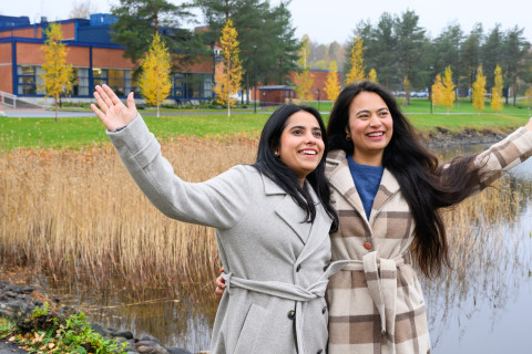 Noor Butt ja Rakhsa Adhikari.