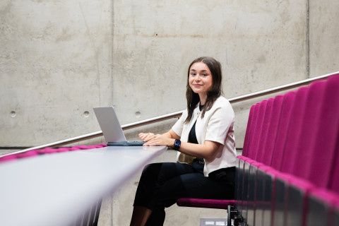 UEF-lähettiläs Sofia Bagirova luentosalissa