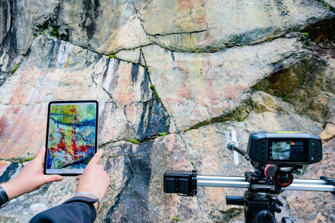 Astuvansalmen kalliomaalauksia ja tutkijoiden kuvantamislaitteita.