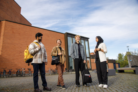 Opiskelijoita Joensuun kampusrakennuksen edessä