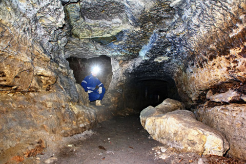 Kaivostyöntekijä kaivoskäytävässä.