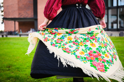 Henkilö pyörii huivin kanssa.