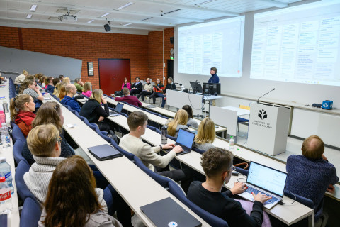 Yleisöä luentosalissa.