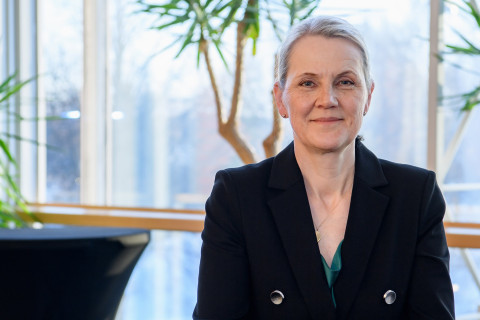 Ursula Schwab ikkunan edessä.