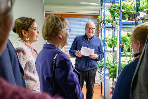 Tutkija Harri Kokko esitteli Säätiöt ja rahastot ry:n edustajille kasvilaboratoriota Snellmania-rakennuksessa 18.11.2025.