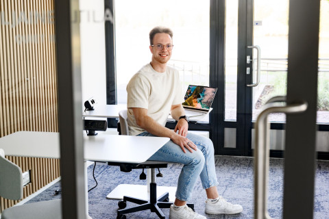 UEF-lähettiläs Juuso Janhunen itseopiskelutilassa