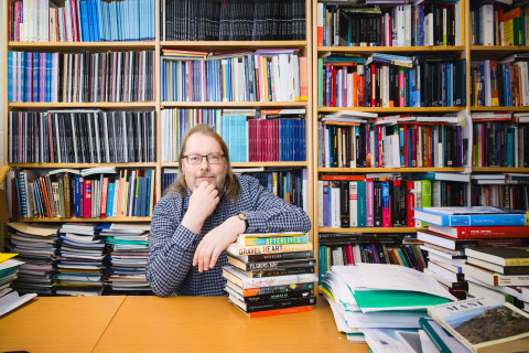 Jopi Nyman työhuoneella.