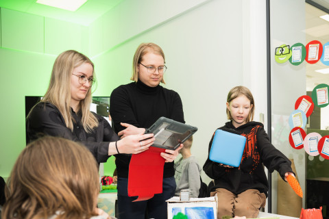 Opettajat oppilaiden kanssa.