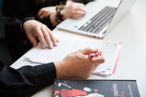 Opiskelijat opiskelemassa.