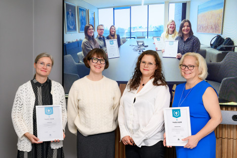 Vuoden viestijä 2025 -palkinnon saajat yhteiskuvassa: yliopistonlehtori Hanna Ristolainen (oikealla edessä), professori Elisa Tiilikainen, väitöskirjatutkija Laura Hako ja tutkijatohtori Tiina Syyrilä sekä videokuvassa projektitutkija Sanni Rantanen, laboratorioinsinööri Pasi Jalkanen, väitöskirjatutkija Olivia Kuuri-Riutta, yliopistotutkija Hanna Laako ja projektipäällikkö Anna Logrén.