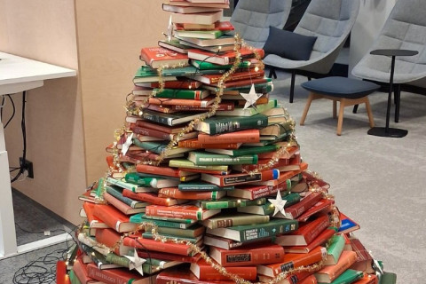 kirjoista koottu joulukuusi