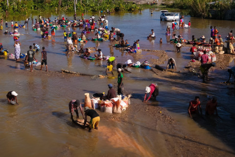 Kullanhuuhtojia joella.