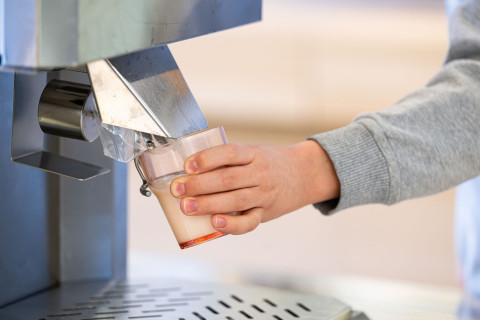 Lapsi maitoautomaatilla.