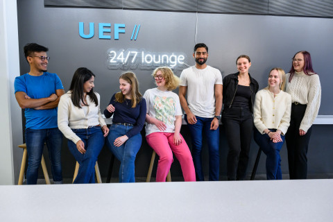 UEF-lähettiläitä Snellmanian aulassa