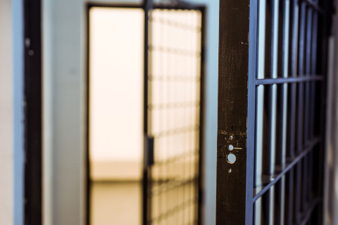 Kalatereita ja näkymä vankilaselliin.