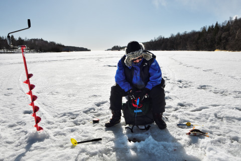 Nainen pilkillä. Kuva Mostphotos.