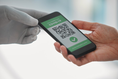 Koronarokotteen todistus puhelimessa.