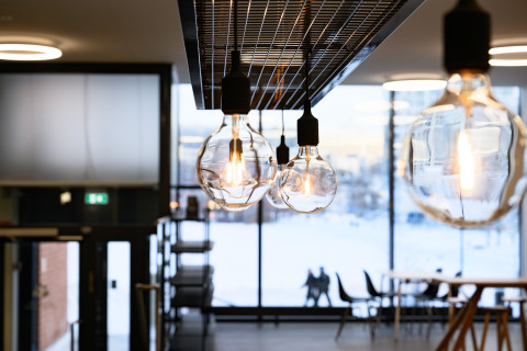 Valoja ikkunan edessä.