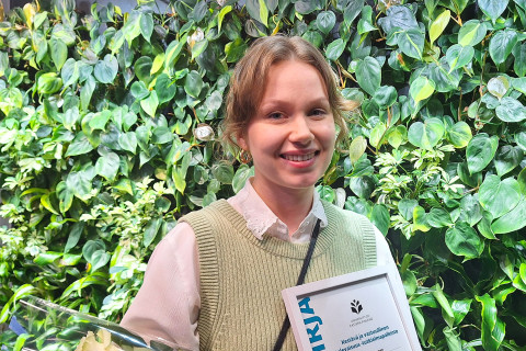 Veera Korhonen received UEF's Sustainable and Responsible Future thesis award.